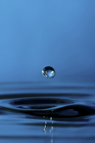 Wassertropfen, blauer Hintergrund, lizenzfreies Stockfoto