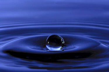 Water drop, blue background - MOF000198