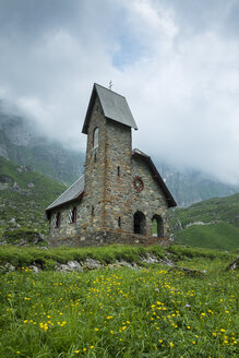 Schweiz, Blick auf die Kirche auf der Meglisalp, Alpweide - EL000321