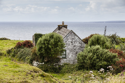 Irland, Ansicht eines Steinhauses in Doolin, lizenzfreies Stockfoto