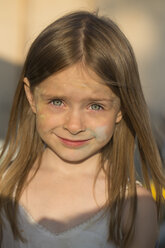 Porträt eines lächelnden Mädchens mit farbiger Kreide im Gesicht - SARF000079