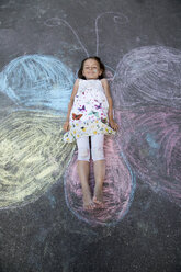 Kleines Mädchen liegend bei Straßenmalerei - SARF000083
