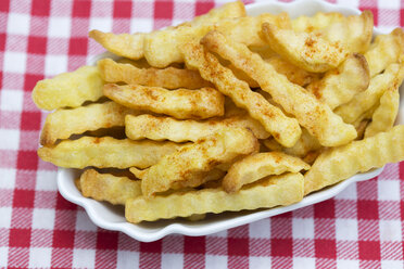 Schüssel mit Pommes frites auf Serviette, Nahaufnahme - MAEF007039