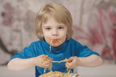 Deutschland, Sachsen, Porträt eines Jungen, der Spaghetti isst - MJF000292