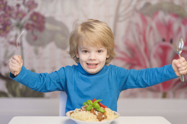 Deutschland, Sachsen, Porträt eines Jungen, der Spaghetti isst - MJF000295