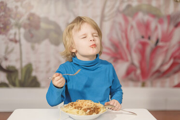 Deutschland, Sachsen, Junge isst Spaghetti mit Gabel - MJF000296