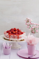 Erdbeerkäsekuchen mit frischen Erdbeeren und roten Johannisbeeren auf Holztisch, Nahaufnahme - ECF000292