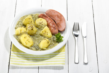 Grünkohl mit Wurst und Kartoffeln im Teller, Nahaufnahme - MAEF007032