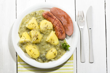 Grünkohl mit Wurst und Kartoffeln im Teller, Nahaufnahme - MAEF007033