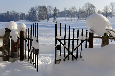 Germany, View of open garden gate - LB000214