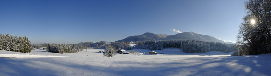 Deutschland, Blick auf Berge und Haus im Winter - LB000210