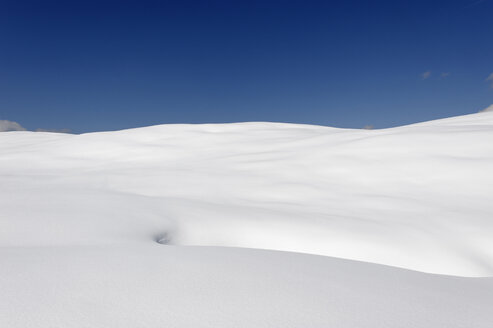 Deutschland, Blick auf Schnee gegen blauen Himmel - LB000207