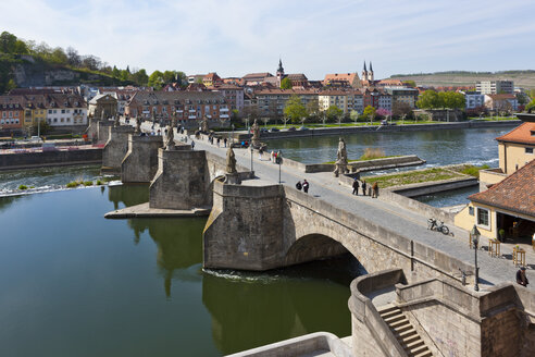 Deutschland, Bayern, Würzburg, Blick auf die Alte Mainbrücke - AM000765