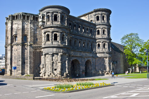 Deutschland, Rheinland-Pfalz, Trier, Ansicht der Porta Nigra - AMF000773