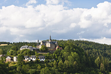 Deutschland, Bayern, Ludwigstadt, Blick auf die Burg Lauenstein - AM000795