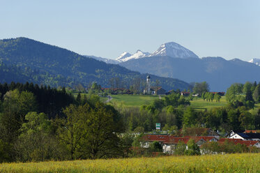 Deutschland, Blick auf die Berge im Isartal - LB000190