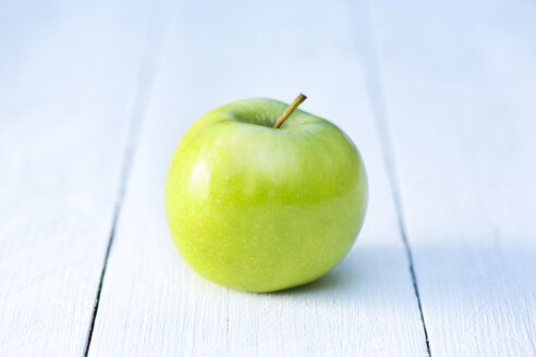 Grüner Apfel auf dem Tisch, Nahaufnahme - MAEF007120