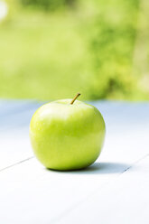Grüner Apfel auf dem Tisch, Nahaufnahme - MAEF007121