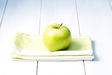 Grüner Apfel auf Serviette, Nahaufnahme - MAEF007125