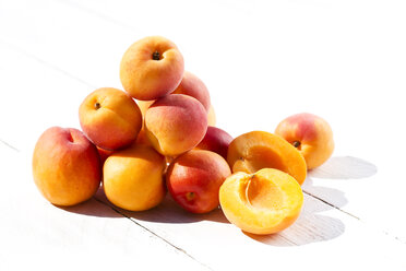 Stack apricots on table, close up - MAEF007068