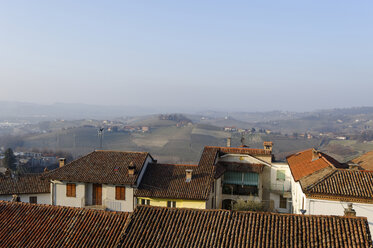 Italien, Blick auf Haus und Weinberg im Hintergrund - LB000172