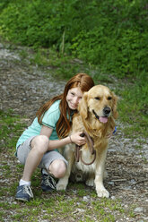 Deutschland, Bayern, Porträt eines Mädchens mit Hund, lächelnd - LB000252