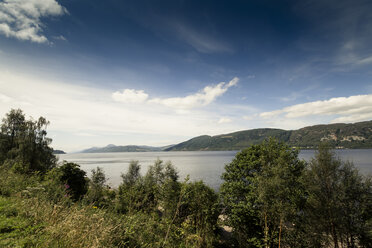 Schottland, Blick auf Loch Ness unter blauem Himmel - SBD000124