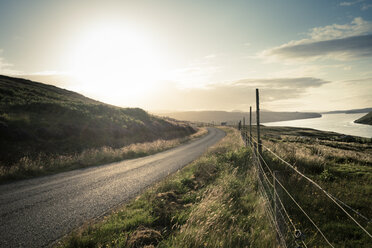 Schottland, Ansicht einer Straße mit Straßenschild und Zaun - SBDF000139