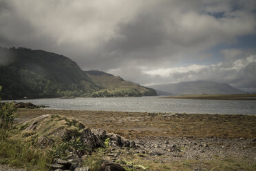 Schottland, Ansicht einer Landschaft mit Wolken, Wasser und Hügeln - SBDF000140