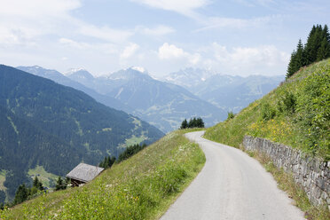 Österreich, Blick auf die Bergstraße im Montafon - FLF000331