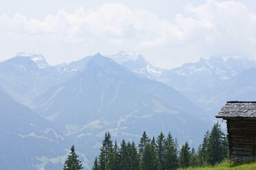 Österreich, Blick auf die Berge im Montafon - FLF000347