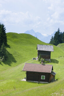 Österreich, Blick auf Berge und Hütten im Montafon - FLF000341