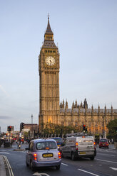 Vereinigtes Königreich, London, Blick auf Big Ben Clock Tower mit Verkehr - ELF000396