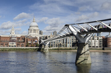 Vereinigtes Königreich, London, Blick auf die Millennium Bridge mit St. Pauls Cathedral im Hintergrund - EL000394