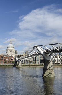 Vereinigtes Königreich, London, Blick auf die Millennium Bridge mit St. Pauls Cathedral im Hintergrund - EL000393