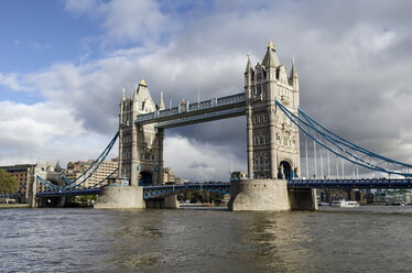 Vereinigtes Königreich, London, Blick auf die Tower Bridge an der Themse - ELF000388