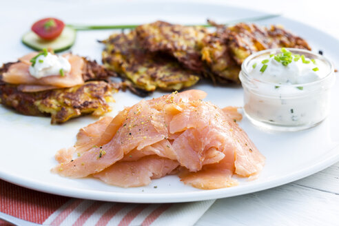 Geräucherter Lachs mit Bratkartoffelpüree und Frühlingsquark mit Schnittlauch, Nahaufnahme - MAEF007135