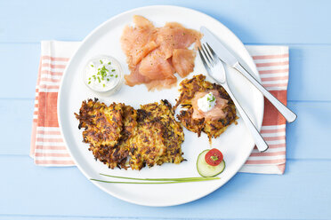 Geräucherter Lachs mit Bratkartoffelpüree und Frühlingsquark mit Schnittlauch, Nahaufnahme - MAEF007128