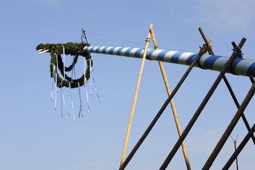 Deutschland, Bayern, Maibaum gegen blauen Himmel - LH000236