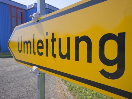 Deutschland, Baden-Württemberg, Wasseraufbereitungsanlage, Umleitungsschild - LAF000214