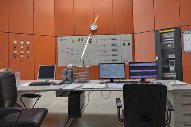 Germany, Baden Wuerttemberg, View of control center of water treatment plant - LA000231