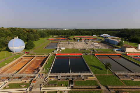 Deutschland, Baden Württemberg, Ulm, Ansicht von Absetzbecken auf dem Gelände einer Wasseraufbereitungsanlage, lizenzfreies Stockfoto