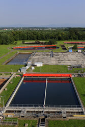 Deutschland, Baden Württemberg, Ulm, Ansicht von Absetzbecken auf dem Gelände einer Wasseraufbereitungsanlage - LA000234