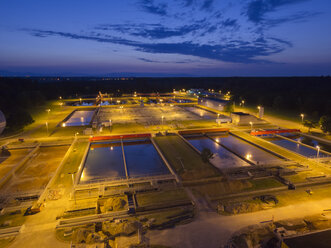 Deutschland, Baden Württemberg, Ulm, Ansicht von Absetzbecken auf dem Gelände einer Wasseraufbereitungsanlage - LA000261