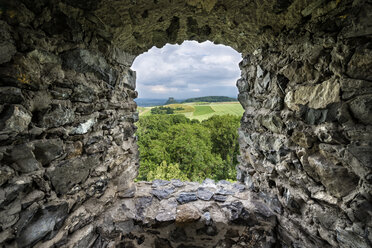 Deutschland, Baden-Württemberg, Konstanz, Blick auf die Hegauer Landschaft durch ein Ruinenfenster gesehen - ELF000343