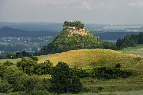 Deutschland, Baden Württemberg, Konstanz, Blick auf den Vulkan Hohenkraehen im Sommer - ELF000345