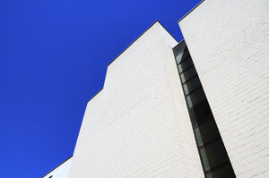 Deutschland, Geschäftshaus gegen blauen Himmel - HOHF000201