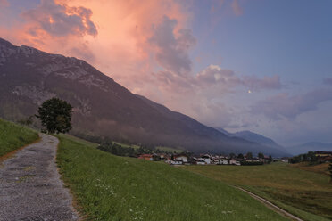 Österreich, Tirol, Blick auf Achenkirch bei Sonnenuntergang - GFF000200