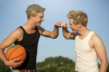 Deutschland, Zwei junge Männer treffen sich zum Basketballspielen - GDF000143
