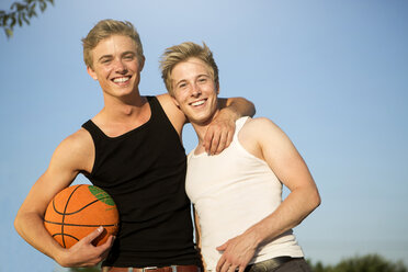 Deutschland, Zwei junge Männer treffen sich zum Basketballspielen - GDF000205